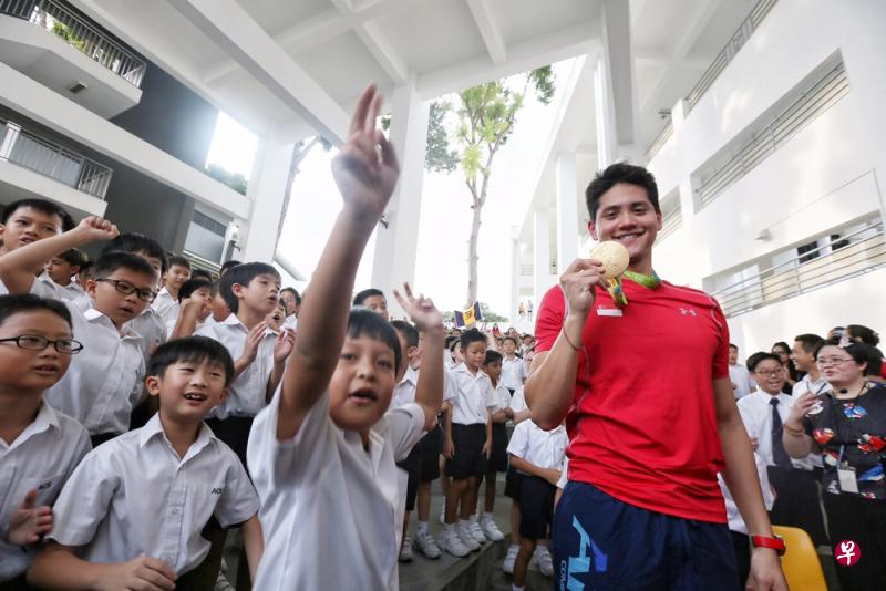 约瑟林步出礼堂后,握着金牌与小学生们合照。(陈佩敏摄) 约瑟林步出礼堂后,握着金牌与小学生们合照。(陈佩敏摄)