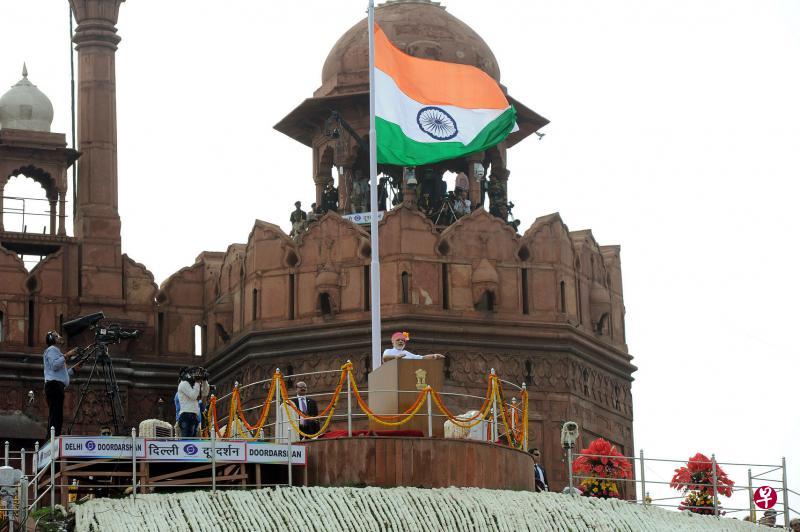 印度总理莫迪在红堡举行的独立日庆祝活动上讲话。(新华社) 印度总理莫迪在红堡举行的独立日庆祝活动上讲话。(新华社)