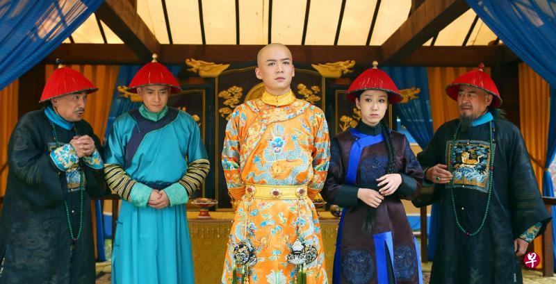 本版《鹿鼎记》可说是历版演员阵容最弱的一部。但演韦小宝的韩栋(左二)和康熙的魏千翔(中),外形还算不错。(新传媒提供) 本版《鹿鼎记》可说是历版演员阵容最弱的一部。但演韦小宝的韩栋(左二)和康熙的魏千翔(中),外形还算不错。(新传媒提供)