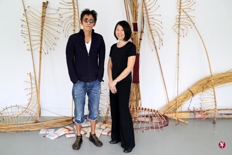 代表新加坡参加2017年威尼斯双年展的跨媒介艺术家载昆宁(左)和策展人叶德晶。(龙国雄摄影) 代表新加坡参加2017年威尼斯双年展的跨媒介艺术家载昆宁(左)和策展人叶德晶。(龙国雄摄影)