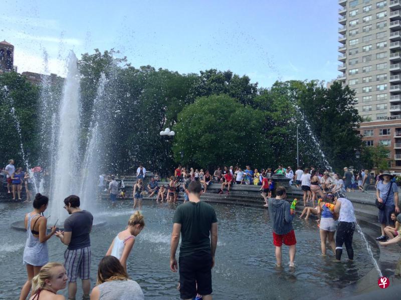 正值炎夏,在美国的大小公园里,可见到许多人把喷水池当成游乐场,有人拿水枪打水仗,也有人四处泼水来解暑。(张笛摄) 正值炎夏,在美国的大小公园里,可见到许多人把喷水池当成游乐场,有人拿水枪打水仗,也有人四处泼水来解暑。(张笛摄)