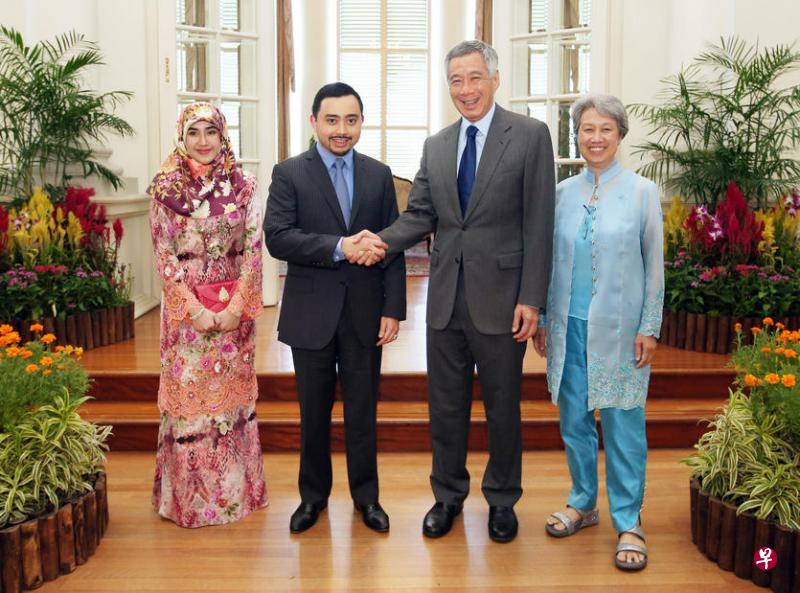 文莱王子阿都马利克(左二)及夫人阿达维雅(左一)昨天在总统府与李显龙总理(右二)及夫人何晶(右一)会面。(通讯及新闻部提供) 文莱王子阿都马利克(左二)及夫人阿达维雅(左一)昨天在总统府与李显龙总理(右二)及夫人何晶(右一)会面。(通讯及新闻部提供)