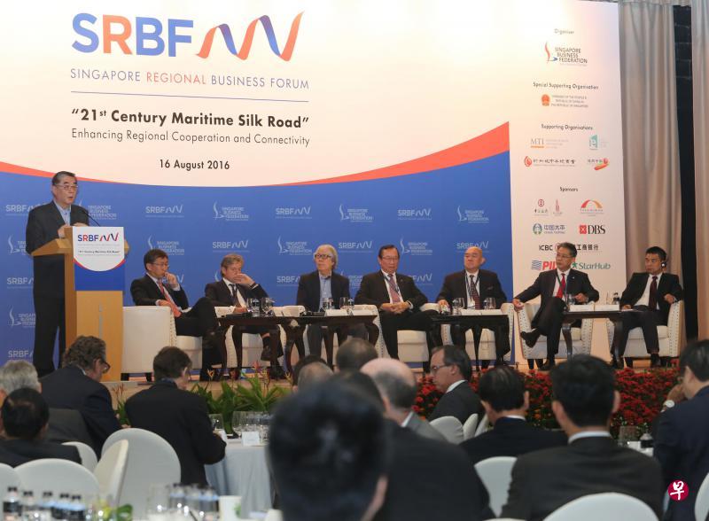 参与“区域互联互通”全体会议的嘉宾包括:南洋理工大学拉惹勒南国际关系研究院执行副主席王景荣(左起)、新加坡国际港务集团总裁陈聪敏、太古股份有限公司常务董事雷名士、新加坡巡回大使许通美教授、菲律宾工商总会会长巴塞隆、印尼AKR集团总裁翁玮光、中国招商局集团副董事长李晓鹏,以及中国新希望集团董事长刘永好。(邬福梁摄) 参与“区域互联互通”全体会议的嘉宾包括:南洋理工大学拉惹勒南国际关系研究院执行副主席王景荣(左起)、新加坡国际港务集团总裁陈聪敏、太古股份有限公司常务董事雷名士、新加坡巡回大使许通美教授、菲律宾工商总会会长巴塞隆、印尼AKR集团总裁翁玮光、中国招商局集团副董事长李晓鹏,以及中国新希望集团董事长刘永好。(邬福梁摄)