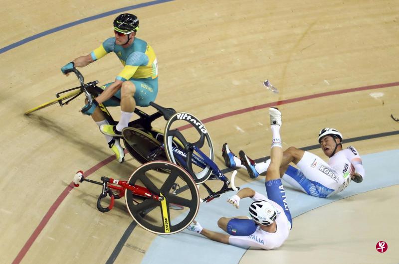 ▲意外导致澳洲选手奥谢(左起)、意大利选手维维安尼和韩国选手朴相勋跌倒在地。(路透社) ▲意外导致澳洲选手奥谢(左起)、意大利选手维维安尼和韩国选手朴相勋跌倒在地。(路透社)