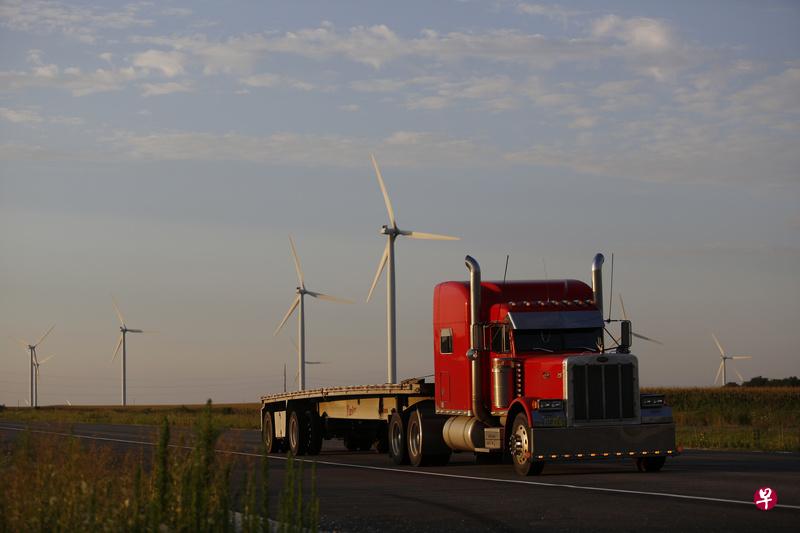数据显示,重型卡车目前占美国运输行业温室气体排放和油气消耗总量的约20%。(彭博社) 数据显示,重型卡车目前占美国运输行业温室气体排放和油气消耗总量的约20%。(彭博社)