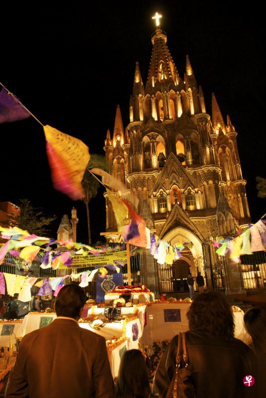 墨西哥瓜纳华托一座教堂外,人们庆祝亡灵节。(Getty Images) 墨西哥瓜纳华托一座教堂外,人们庆祝亡灵节。(Getty Images)