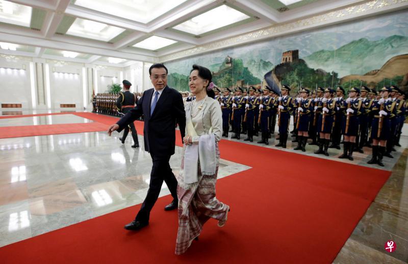 中国总理李克强(左)昨天在北京人民大会堂为缅甸国务资政翁山淑枝举行欢迎仪式。(路透社) 中国总理李克强(左)昨天在北京人民大会堂为缅甸国务资政翁山淑枝举行欢迎仪式。(路透社)