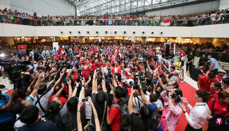 约瑟林在游行终点站来福士购物中心,与家人、教练、嘉宾和数以千计的公众合影。(邝启聪摄) 约瑟林在游行终点站来福士购物中心,与家人、教练、嘉宾和数以千计的公众合影。(邝启聪摄)
