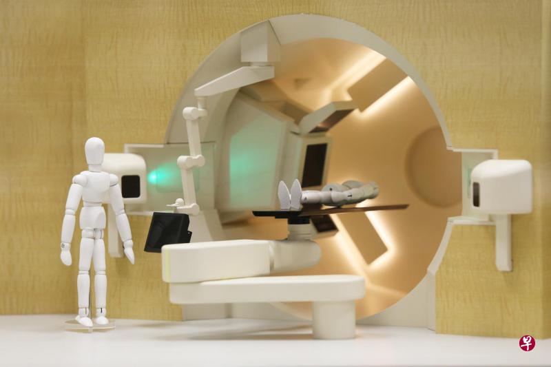 质子治疗中心将设有四个可360度旋转、将质子线准确射向肿瘤部位的治疗台架。每个治疗台架重约160公吨。图中的治疗台架为模型。(梁伟康摄) 质子治疗中心将设有四个可360度旋转、将质子线准确射向肿瘤部位的治疗台架。每个治疗台架重约160公吨。图中的治疗台架为模型。(梁伟康摄)