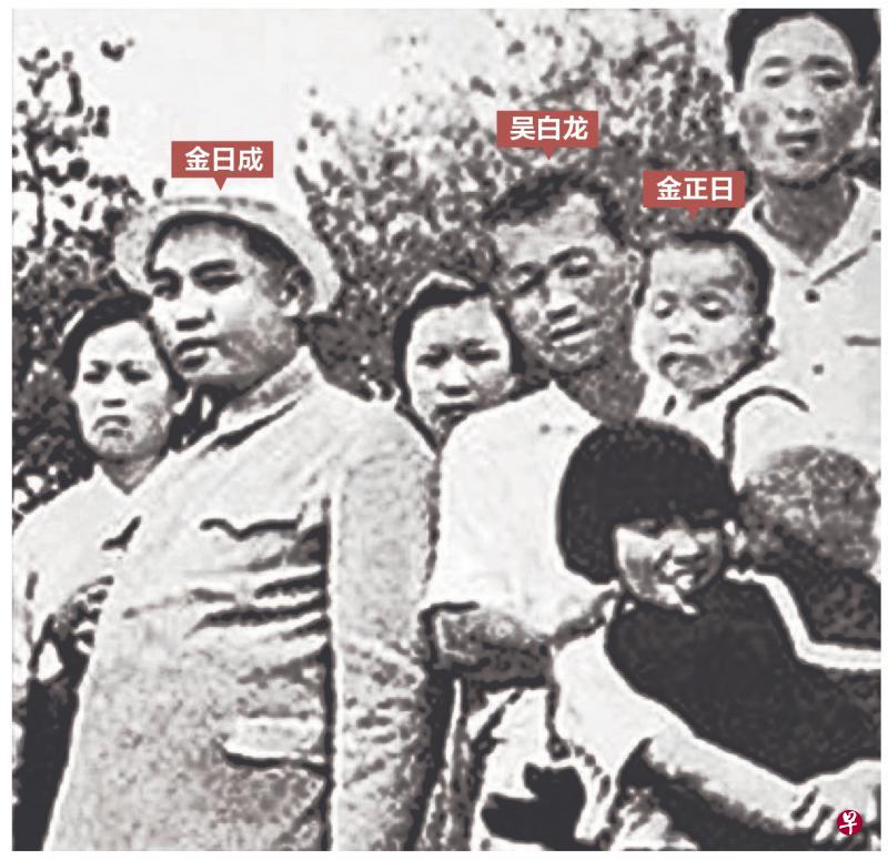 太勇浩的家庭背景显赫,父亲太炳烈曾任朝鲜劳动党中央委员,岳父吴白龙参加过抗日游击队。韩国《中央日报》昨日刊登一张旧照,显示吴白龙抱着已故朝鲜领导人金正日,与当年朝鲜最高领导人金日成一同拍照。(互联网) 太勇浩的家庭背景显赫,父亲太炳烈曾任朝鲜劳动党中央委员,岳父吴白龙参加过抗日游击队。韩国《中央日报》昨日刊登一张旧照,显示吴白龙抱着已故朝鲜领导人金正日,与当年朝鲜最高领导人金日成一同拍照。(互联网)