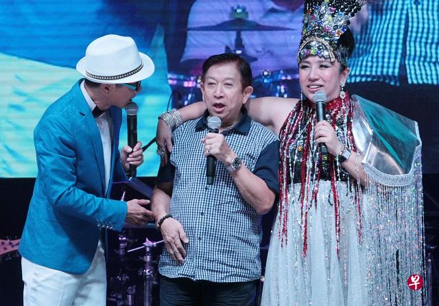 辉哥被司仪请上 台演唱,意外收到台下观众的红包打赏。(刘启成/摄) 辉哥被司仪请上 台演唱,意外收到台下观众的红包打赏。(刘启成/摄)