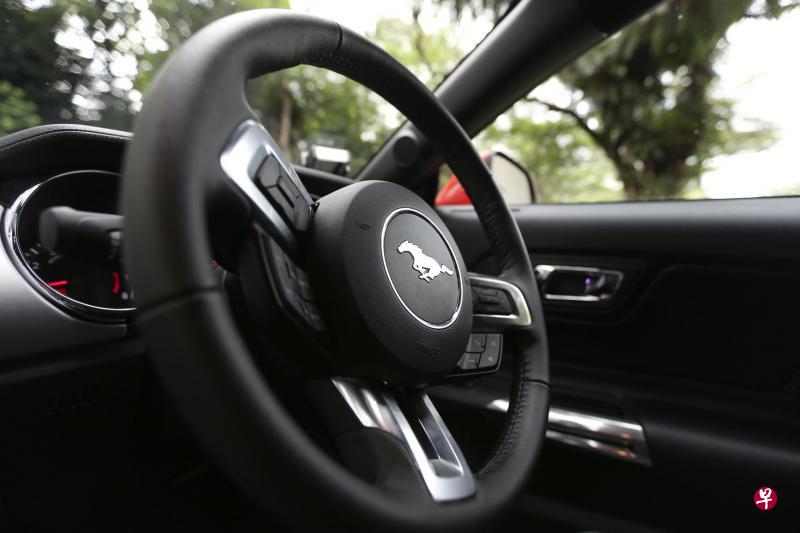 方向盘 方向盘有普通、舒适与运动三种电动辅助设定。为了让驾驶者感受到手动变速器的驾驶乐趣,Mustang也在方向盘后面装置换档拨片,只要轻按拨片,即可轻松换档。 方向盘 方向盘有普通、舒适与运动三种电动辅助设定。为了让驾驶者感受到手动变速器的驾驶乐趣,Mustang也在方向盘后面装置换档拨片,只要轻按拨片,即可轻松换档。