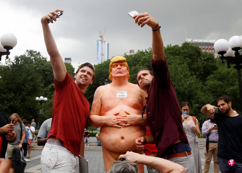 ←市民在纽约市联合广场公园与特朗普裸体雕像合照,放上社交媒体,引起广泛讨论。(路透社) ←市民在纽约市联合广场公园与特朗普裸体雕像合照,放上社交媒体,引起广泛讨论。(路透社)