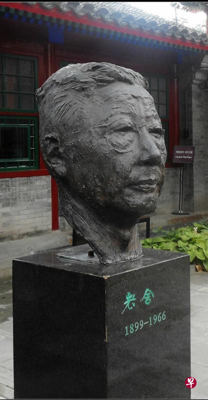 ↑在北京的老舍纪念馆,竖立着老舍的塑像。(互联网) ↑在北京的老舍纪念馆,竖立着老舍的塑像。(互联网)