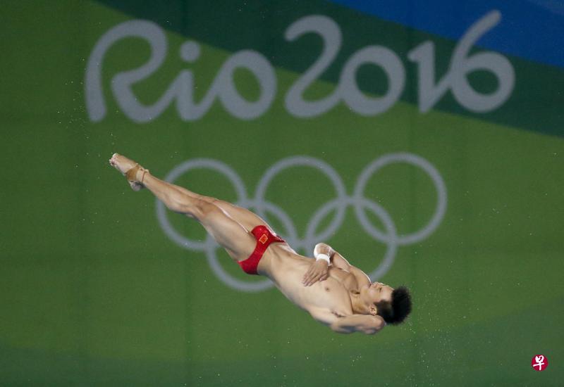 陈艾森为中国重夺男子10米跳台金牌。(中新社) 陈艾森为中国重夺男子10米跳台金牌。(中新社)