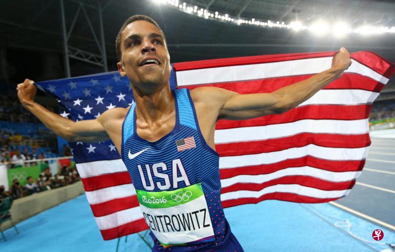 美国选手森特罗维茨爆冷夺冠后,高举国旗庆祝胜利。(路透社) 美国选手森特罗维茨爆冷夺冠后,高举国旗庆祝胜利。(路透社)