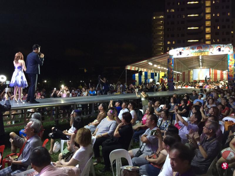 波东巴西1道合作社最后一年办歌台,豪砸两万元请大牌歌星和搭建T形舞台。图为王瞳和余秉谚在T型舞台上演唱。(黄志发摄) 波东巴西1道合作社最后一年办歌台,豪砸两万元请大牌歌星和搭建T形舞台。图为王瞳和余秉谚在T型舞台上演唱。(黄志发摄)