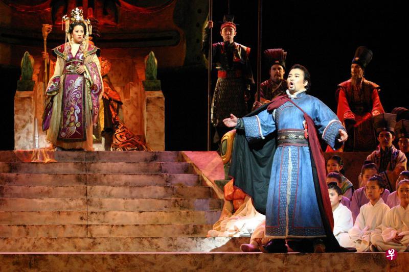 新加坡歌剧团在艰苦环境中坚持每年制作歌剧演出。图为《图兰朵》剧照。(新加坡歌剧团提供) 新加坡歌剧团在艰苦环境中坚持每年制作歌剧演出。图为《图兰朵》剧照。(新加坡歌剧团提供)