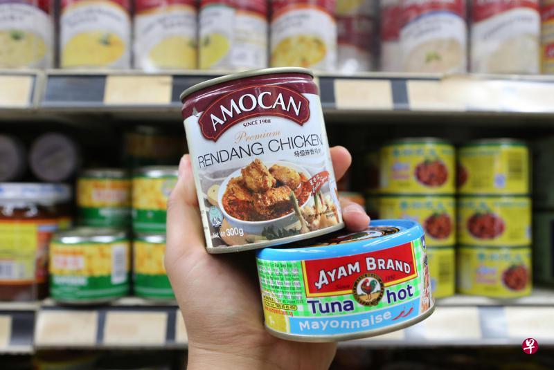 Amocan罐头咖喱鸡、雄鸡标辣味金枪鱼和杨协成上等咖喱鸡(不在图中)被测出含有双酚A,但没有超出限制标准。(何家俊摄) Amocan罐头咖喱鸡、雄鸡标辣味金枪鱼和杨协成上等咖喱鸡(不在图中)被测出含有双酚A,但没有超出限制标准。(何家俊摄)