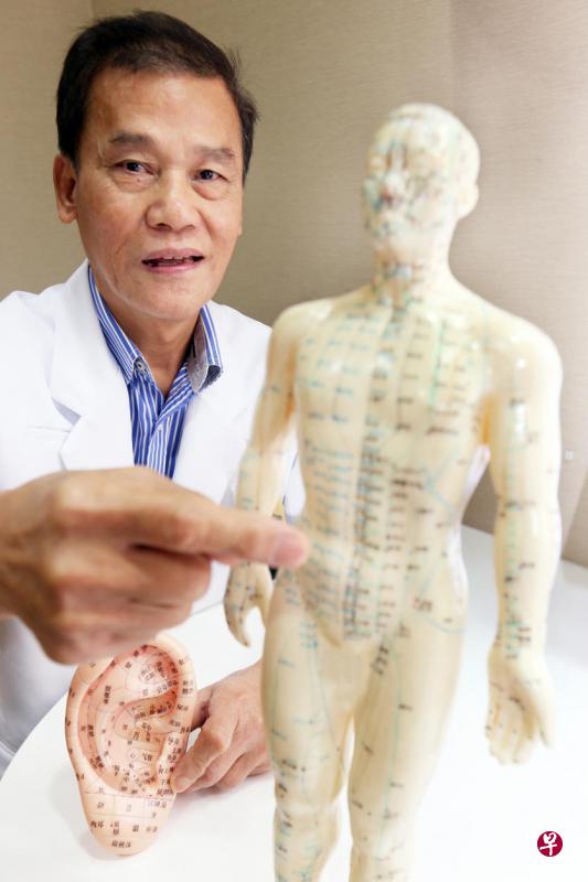 陈笃生医院综合医学针灸中心高级针灸师廖亚爽。(周柏荣摄) 陈笃生医院综合医学针灸中心高级针灸师廖亚爽。(周柏荣摄)