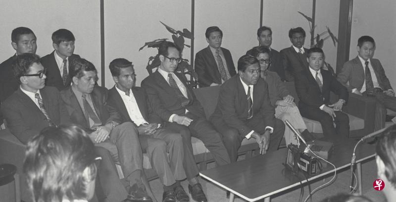 “拉裕号”事件中,前总统纳丹(前排右四)率领郑大峇(前排右三)和另外11名政府官员随同骑劫者飞往科威特。(档案照片) “拉裕号”事件中,前总统纳丹(前排右四)率领郑大峇(前排右三)和另外11名政府官员随同骑劫者飞往科威特。(档案照片)