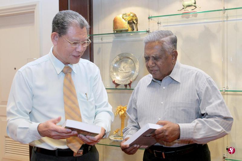 纳丹读了流军(左)的小说后,在2011年邀他到总统府会面交流。(受访者提供) 纳丹读了流军(左)的小说后,在2011年邀他到总统府会面交流。(受访者提供)