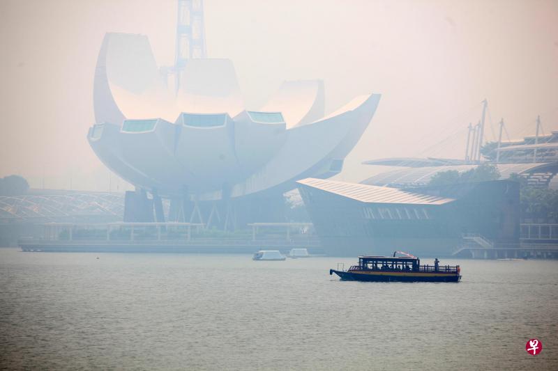 全岛各地自昨天清晨开始被烟霾笼罩,空气中的烧焦味许久不散。本报记者昨天上午约11时半在滨海湾一带所拍摄的照片显示,对岸高楼几乎被浓重烟霾“吞噬”,只能隐约看到轮廓。(梁麒麟摄) 全岛各地自昨天清晨开始被烟霾笼罩,空气中的烧焦味许久不散。本报记者昨天上午约11时半在滨海湾一带所拍摄的照片显示,对岸高楼几乎被浓重烟霾“吞噬”,只能隐约看到轮廓。(梁麒麟摄)