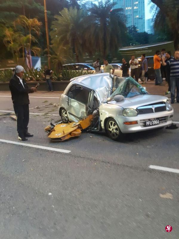 死者陈群欣驾驶的车子被脱落的起重机吊钩压个正着,车毁人亡。(东方日报) 死者陈群欣驾驶的车子被脱落的起重机吊钩压个正着,车毁人亡。(东方日报)