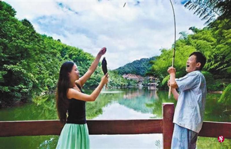 四川泸州市民李铁军(右)11年前将女儿李婧磁带回家自己教育,近期却被曝20岁的女儿无法答出初中试卷,引起中国社会热议在家上学的优劣。(互联网) 四川泸州市民李铁军(右)11年前将女儿李婧磁带回家自己教育,近期却被曝20岁的女儿无法答出初中试卷,引起中国社会热议在家上学的优劣。(互联网)