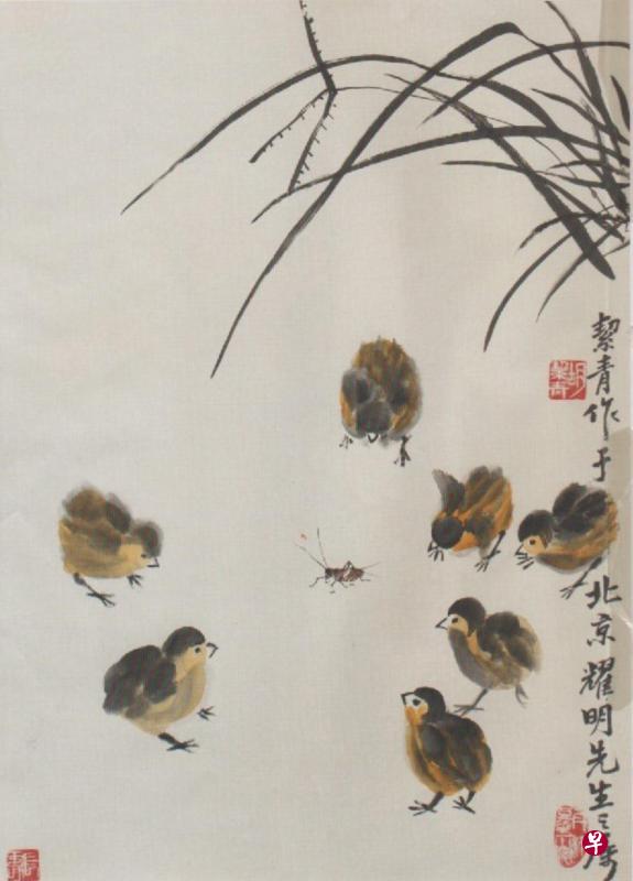 胡絜青1981年在香港举办画展送给作者的这帧中轴,画面是一群小鸡包围着一只蟋蟀,小鸡表情不一,但所有焦点都对住小蟋蟀,小蟋蟀成为瓮中鱉,大有象征意义。 胡絜青1981年在香港举办画展送给作者的这帧中轴,画面是一群小鸡包围着一只蟋蟀,小鸡表情不一,但所有焦点都对住小蟋蟀,小蟋蟀成为瓮中鱉,大有象征意义。