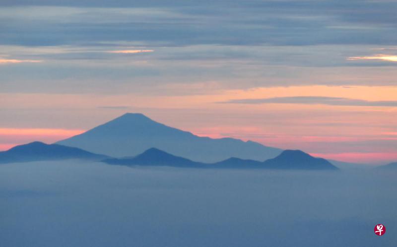 霞光给群山添姿彩。 霞光给群山添姿彩。
