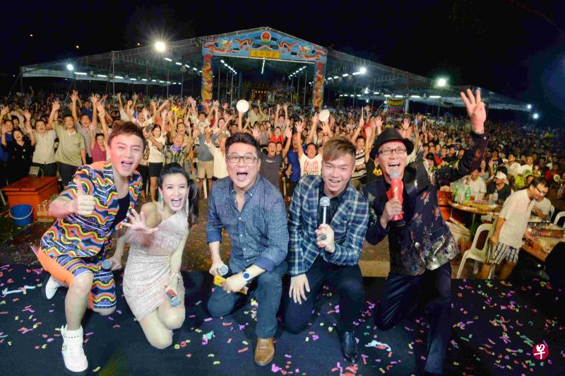 昨晚歌台吸引4000人捧场,观众在台下狂舞,High翻全场。(蔡振鸿摄影) 昨晚歌台吸引4000人捧场,观众在台下狂舞,High翻全场。(蔡振鸿摄影)