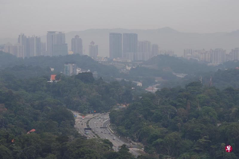 马国由于近日都有阵雨,全国烟霾情况都有所改善。首都吉隆坡的空气污染指数28日下午虽然一度达到105点的不健康水平,但晚上就降至77点的中等水平。(路透社) 马国由于近日都有阵雨,全国烟霾情况都有所改善。首都吉隆坡的空气污染指数28日下午虽然一度达到105点的不健康水平,但晚上就降至77点的中等水平。(路透社)