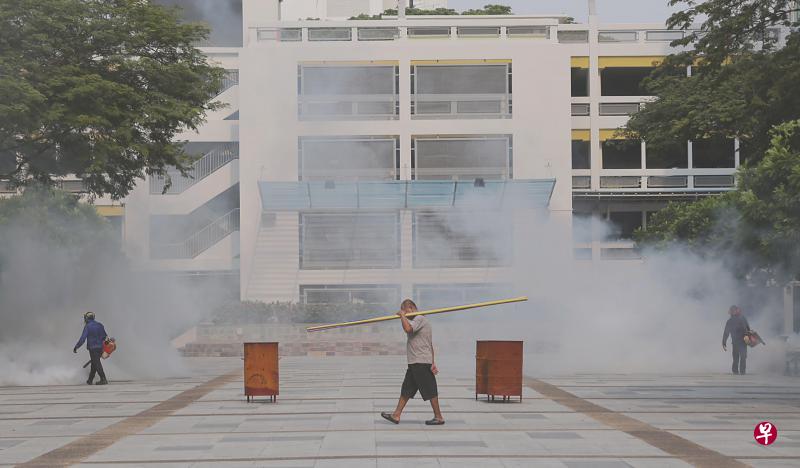 本地的41起境内感染兹卡病例,患者都在阿裕尼弯和沈氏通道居住或工作。国家环境局昨天一大早派出多名灭虫人员到阿裕尼弯进行喷雾杀灭蚊子。(新明日报) 本地的41起境内感染兹卡病例,患者都在阿裕尼弯和沈氏通道居住或工作。国家环境局昨天一大早派出多名灭虫人员到阿裕尼弯进行喷雾杀灭蚊子。(新明日报)