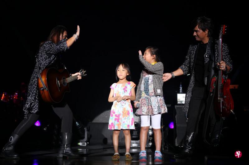 颜志琳(左)与两个女儿合唱《我爱过你》,被尤秋兴(右)笑说“悲情”。(HIM Music提供) 颜志琳(左)与两个女儿合唱《我爱过你》,被尤秋兴(右)笑说“悲情”。(HIM Music提供)