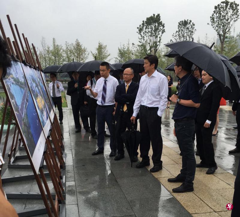 新加坡—四川创新科技园至今已引进20个项目，分别担任新川贸投委联合主席和顾问的黄志明（右二）和林瑞生（右一）昨早参观科技园区。（林展霆摄）