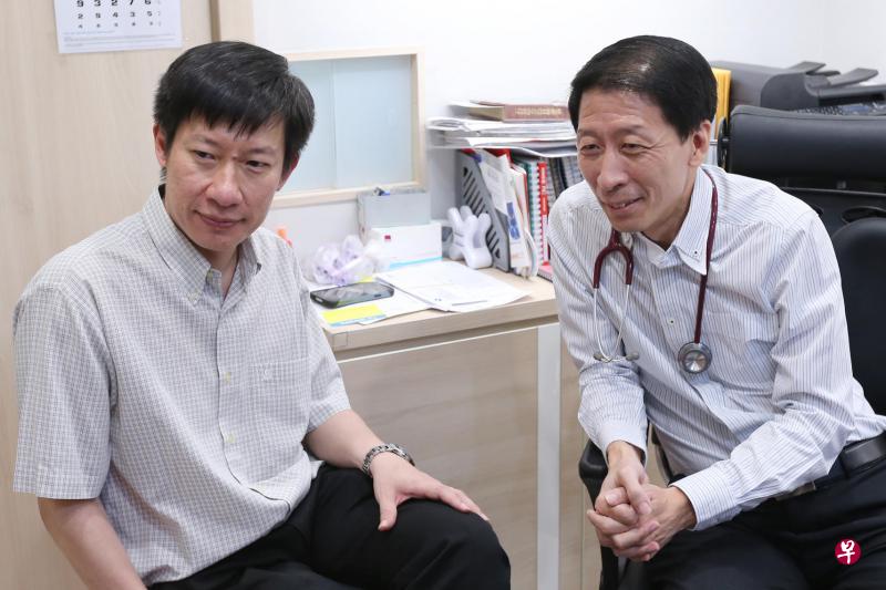 由于发现发烧、红疹及关节或肌肉疼痛的病患突然猛增，沈氏通道医务所的三名医生，包括戚伟明医生（左）和林坚传医生经过讨论后，决定在22日向卫生部通报。另一名医生陈美燕不在图中。（何家俊摄）　