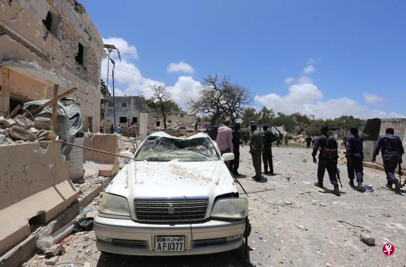 索马里发生汽车炸弹袭击,造成五名士兵死亡,邻近两家酒店也严重损毁。(路透社) 索马里发生汽车炸弹袭击,造成五名士兵死亡,邻近两家酒店也严重损毁。(路透社)