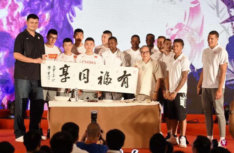 ▲上海大鲨鱼俱乐部老板姚明(左一)上周末在中国福州为2016年姚基金慈善赛造势。(新华社) ▲上海大鲨鱼俱乐部老板姚明(左一)上周末在中国福州为2016年姚基金慈善赛造势。(新华社)