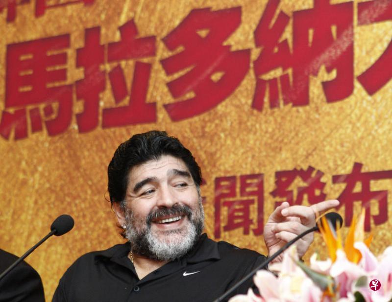 阿根廷“球王”马拉多纳终于承认有一个30岁的私生子。(中新社) 阿根廷“球王”马拉多纳终于承认有一个30岁的私生子。(中新社)