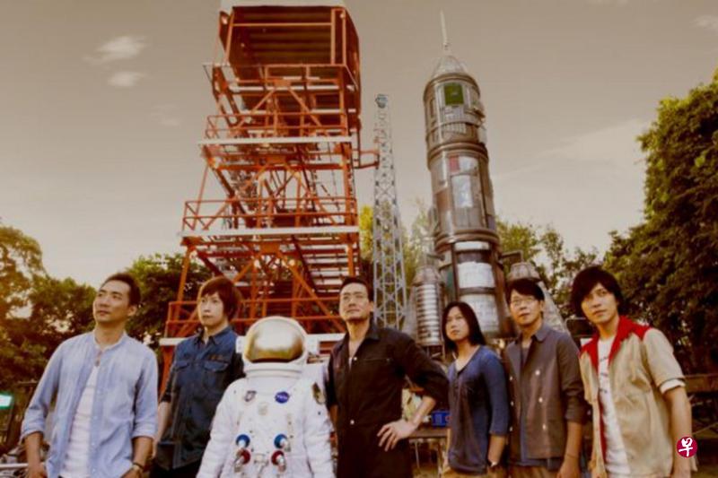 梁家辉(中)在五月天《顽固》MV坚持建造火箭的梦想。(网络图) 梁家辉(中)在五月天《顽固》MV坚持建造火箭的梦想。(网络图)