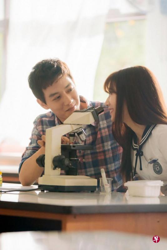 “Doctors”里高中教师洪智弘(左),给学生的第一印象如温暖阳光,一进入校园就吸引不少女学生的目光。(互联网) “Doctors”里高中教师洪智弘(左),给学生的第一印象如温暖阳光,一进入校园就吸引不少女学生的目光。(互联网)