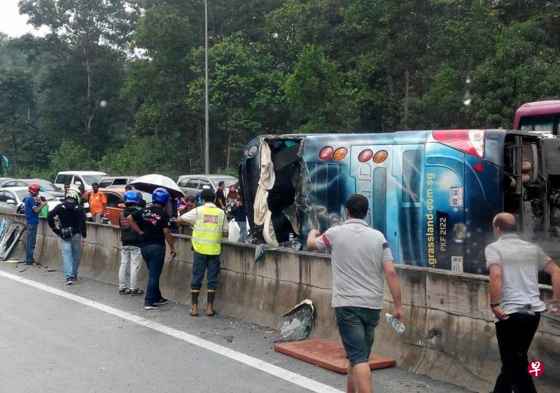载有12名新加坡乘客的草原快车双层巴士,从云顶返回新加坡途中,在山脚的加叻大道撞上分界堤而翻覆,造成九人受伤送院。(网络照片) 载有12名新加坡乘客的草原快车双层巴士,从云顶返回新加坡途中,在山脚的加叻大道撞上分界堤而翻覆,造成九人受伤送院。(网络照片)
