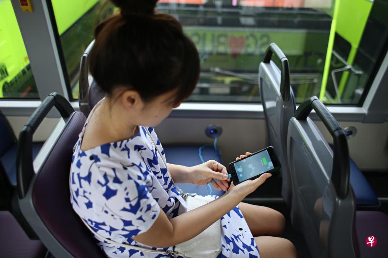 10辆装有USB插槽的SMRT双层巴士今天上路,乘客可在车上为手机、平板电脑或其他行动配备充电。(叶振忠摄) 10辆装有USB插槽的SMRT双层巴士今天上路,乘客可在车上为手机、平板电脑或其他行动配备充电。(叶振忠摄)