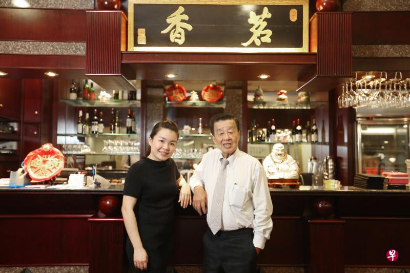 黄慧萍(左)七八年前加入茗香菜馆,协助父亲黄汉钦(右)打理餐馆业务。她说,茗香菜馆是老字号餐馆,必须坚守传统口味,不应为了改而改。(梁伟康摄) 黄慧萍(左)七八年前加入茗香菜馆,协助父亲黄汉钦(右)打理餐馆业务。她说,茗香菜馆是老字号餐馆,必须坚守传统口味,不应为了改而改。(梁伟康摄)