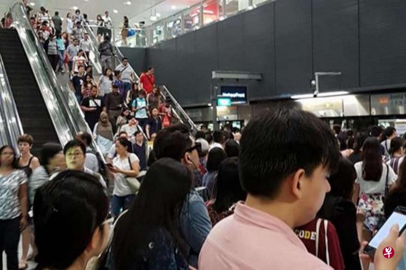 地铁环线信号受干扰,导致列车延误,多个地铁站包括波那维斯达转换站月台昨早挤满了人。(互联网) 地铁环线信号受干扰,导致列车延误,多个地铁站包括波那维斯达转换站月台昨早挤满了人。(互联网)