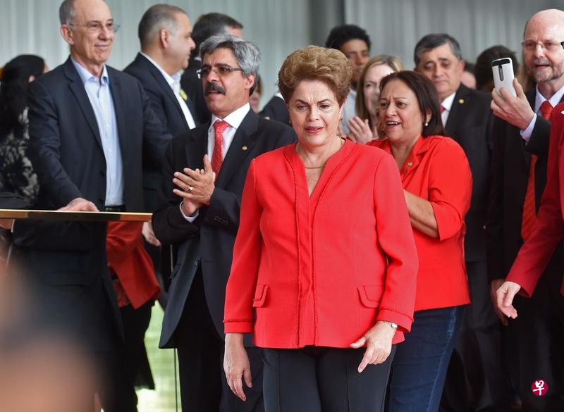 罗塞夫遭弹劾后黯然离开总统府。(法新社) 罗塞夫遭弹劾后黯然离开总统府。(法新社)