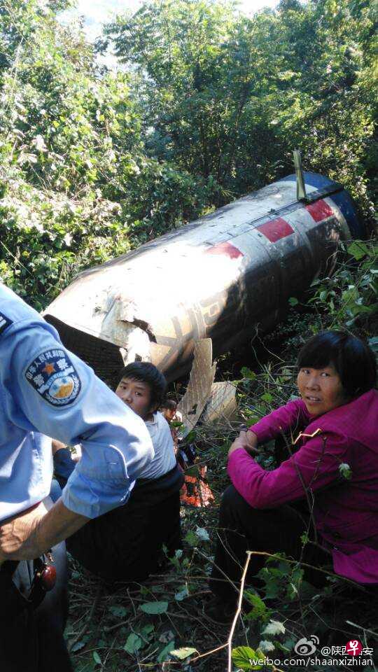 卫星坠落在商洛山阳县境内(图片:“陕西治安”微博) 卫星坠落在商洛山阳县境内(图片:“陕西治安”微博)