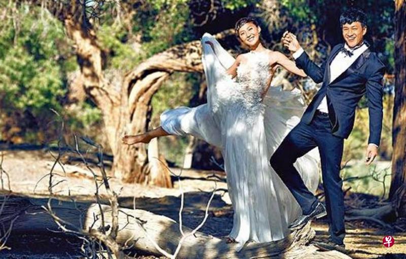 何润东与老婆Peggy到内蒙古拍婚纱。(达腾娱乐图) 何润东与老婆Peggy到内蒙古拍婚纱。(达腾娱乐图)