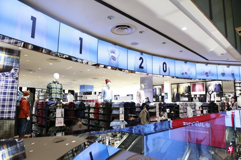 Uniqlo在Orchard Central的旗舰店三楼将有47面屏幕组成的360度展示屏。 Uniqlo在Orchard Central的旗舰店三楼将有47面屏幕组成的360度展示屏。